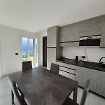 View And Private Covered Parking Space- La Terrazza Di Jo 曼代洛-德尔拉里奥