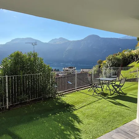 View And Private Covered Parking Space- La Terrazza Di Jo マンデッロ・デル・ラーリオ