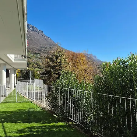 View And Private Covered Parking Space- La Terrazza Di Jo アパート マンデッロ・デル・ラーリオ